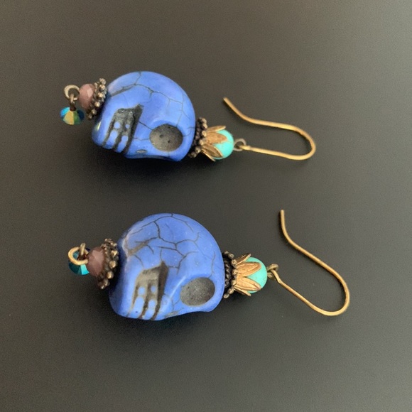 Blue skull dangle earrings - Picture 4 of 6